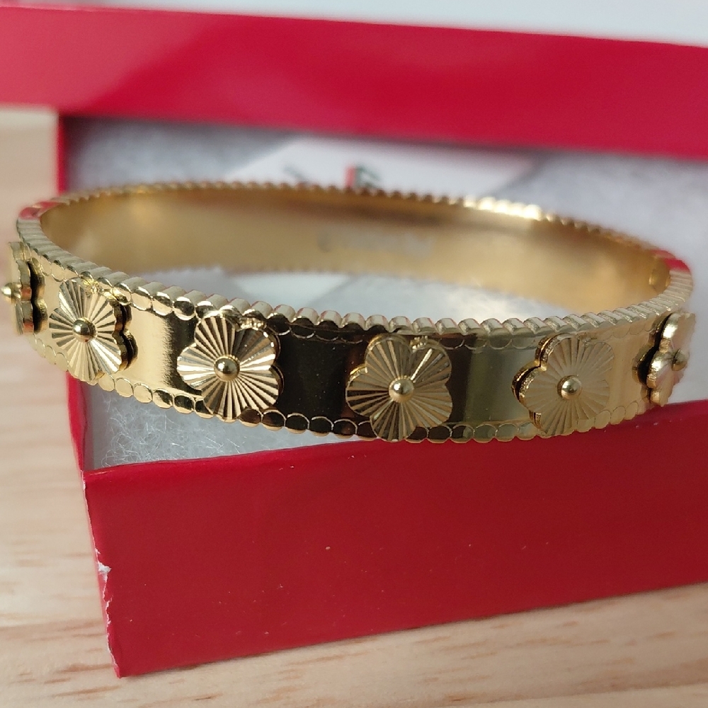 Elegant Stainless Steel Gold Floral Bracelet - Picture 1 of 4